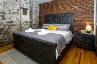 Stylish Getaway with Spacious Living Area - Cozy Urban Retreat