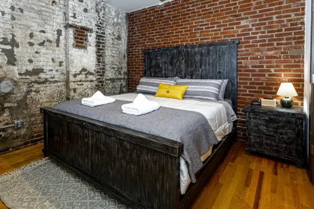 Stylish Getaway with Spacious Living Area - Cozy Urban Retreat Отели рядом с достопримечательностью «Regal Riviera»