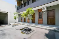 Capital O 1898 Louise Place فنادق في Cianjur