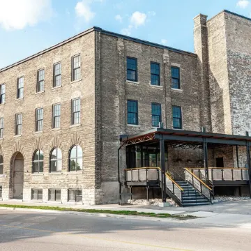 Modern loft with rustic character steps to downtown Stratford