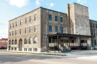 Modern loft with rustic character steps to downtown Stratford