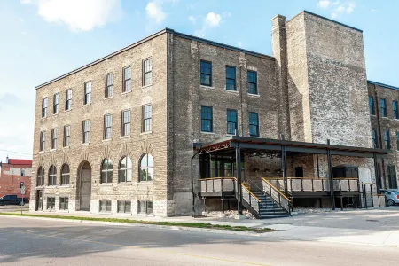 Modern loft with rustic character steps to downtown Stratford