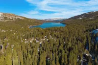 Mountain Cabin w/ Fireplace, Balcony & Easy Ski Access Bear Americana