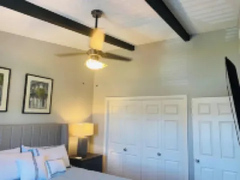 Lovely Designer 1 Bedroom with Free Parking