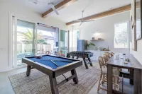 Rendezvous by AvantStay Modern Haven w Game Room Roof Top Hot Tub Pool Close to Beach