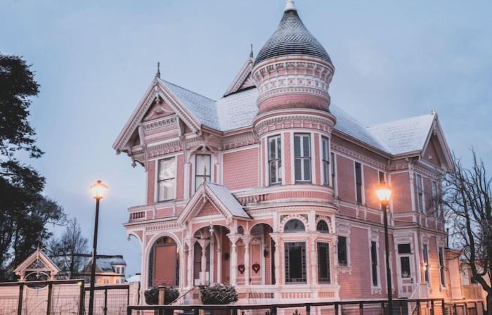 Pinc Lady Mansion