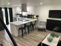 Luxury Brand New Remodeled 3 Bedroom Duplex! 에버렛 호텔