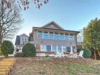 Dock Days by Avantstay Swimming Platform, Dock Hotels in Westport