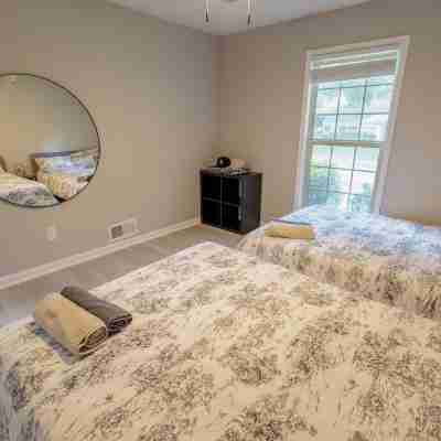 Private Pool–Renovated Home for Groups/Getaways Rooms