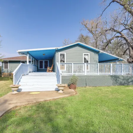 Riverside Texas Retreat w/ Wraparound Porch!