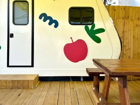Ulsan Apple Mango Pension and Caravan Отели рядом с достопримечательностью «Jinha Beach»