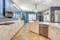 Putting Green & Hot Tub: Goodyear Retreat! - Hot Tub