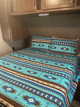 Cozy 1 1/2-bedroom caravan with WiFi, AC in nice Eagle Pass