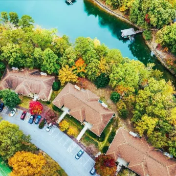 Resort Amenities, Dog Friendly, Keowee Lakefront, 5 Star Clean, Modern Vibe.