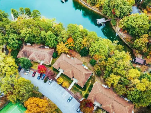 Resort Amenities, Dog Friendly, Keowee Lakefront, 5 Star Clean, Modern Vibe.