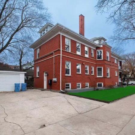 Chic 2-bedroom apartment in beautiful Rogers Park with WiFi & EV Charger
