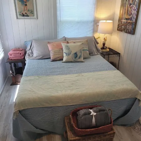 Cozy Vintage Artist Cottage. 5-minute walk to the beach, 2BR / 1 BA. Pets OK,