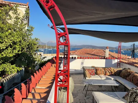 The Captains Residence. Poros. Presented by Lazy Daze Отели рядом с достопримечательностью «Paralia Plaka»