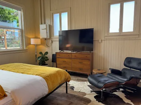 The Power Plant near historic Main St, Train Depot and Ark. River. Pet friendly!