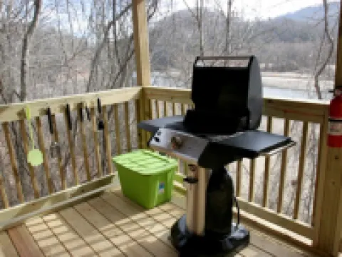 Owl's Nest Cabin. Romantic Cabin on beautiful Lake Lure! 雷克路爾酒店