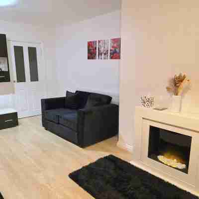 Spacious 3 Bed 2 Baths Free WiFi Central Location Others