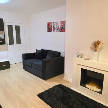 Spacious 3 Bed 2 Baths Free WiFi Central Location