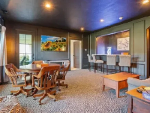 Enjoy views of Old Kinderhook 14th green, in 4 bedroom king bed - 6 bath home 拉塞爾酒店