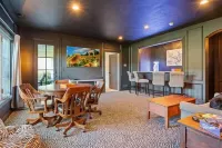 Enjoy views of Old Kinderhook 14th green, in 4 bedroom king bed - 6 bath home