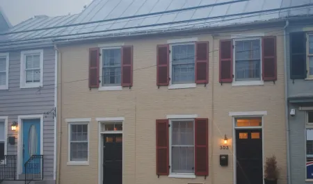 4 Bedroom, 3  Bath  Big Downtown Frederick home, w/ Private Patio &  fire table