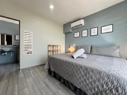 Luxe Modern- Area-Near Beach-Pool-BBQ-King Bed Hotels in 