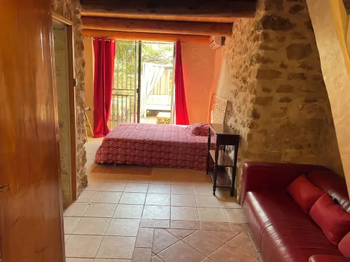 Gite in superb stone farmhouse in idyllic setting, 10 minutes from beaches.