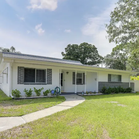Bright Pinellas Park Getaway w/ Private Pool!
