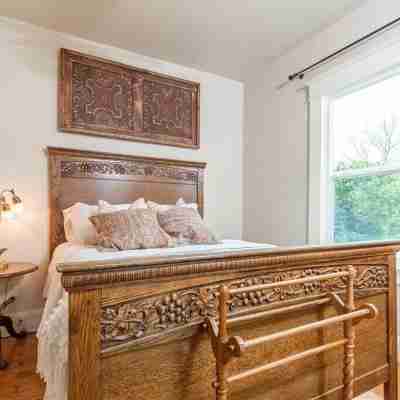 Entire House Downtown Paso Updated Craftsman - 3/2 -With Firepit and Bocce ball Rooms