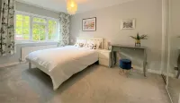 7 Mins to Gatwick Airport, Easy Commute to London! Comfortable King Size Bed! Các khách sạn ở Redhill