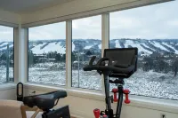 ULTRA LUXURY BLUE ROSE CHALET BUILT IN 2023 HOSTS 12 GUESTS GYM/HOTTUB/GAMES