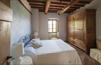 Old farmhouse surrounded by olive groves, near the village, 5 places, floor1,with swimming pool Hotel in zona San Luciano Vini di Toscana