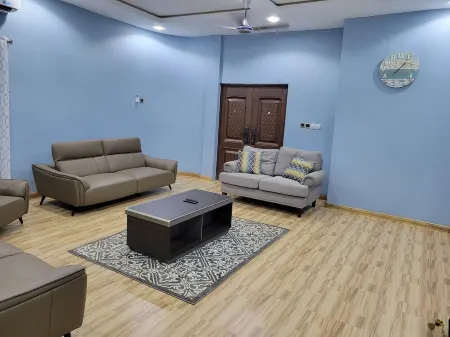 Exquisite 5-Bedroom House with free Parking