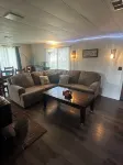 Cozy 2-bedroom home in amazing Clearlake with AC, WiFi, Boat Parking Hotel a Clearlake