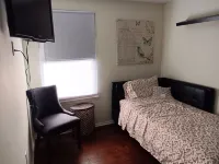 Charming townhome in welcoming Bowie with WiFi, AC Hotels in Bowie