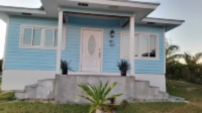 Charming 2bedroom cottage with AC, WiFi,Two-minute walk to beach.Island getaway!  호텔