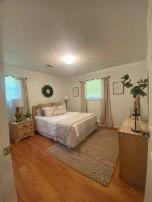 Waterfront cabin on Lake Martin near restaurants, golf and, AU football