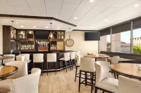 DoubleTree by Hilton New Orleans Airport - bar