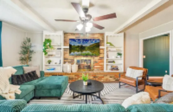 The Full House— Beds~Near Rose District~Shuffleboard~Poker Room~Game Room