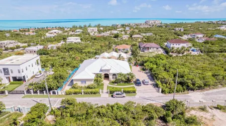 Tranquil 2 Bedroom Rental - 5 Mins to Beach, Private Deck, Pool & Hot Tub Access