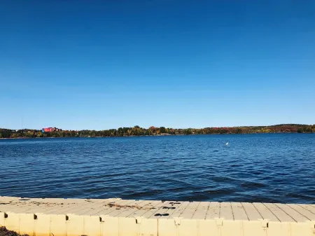 Two bedroom guest suite on the lake Отели рядом с достопримечательностью «Колледж Кэмбриан»