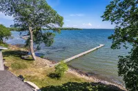 Private Sandy Beach - 5 Bedroom - 9 Bed MN Lake Home Hotels in Lida Township