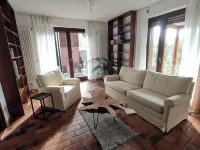 Spacious, family-friendly vacation apartment in architect's house with garden