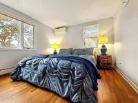 Spacious Lake House for Large Groups w Private Acre+ short path to Lake