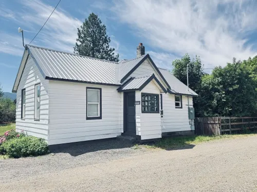 Cozy home Cle Elum 2BR/1BA, AC, EV charging, near downtown & highway access Hotels in Cle Elum