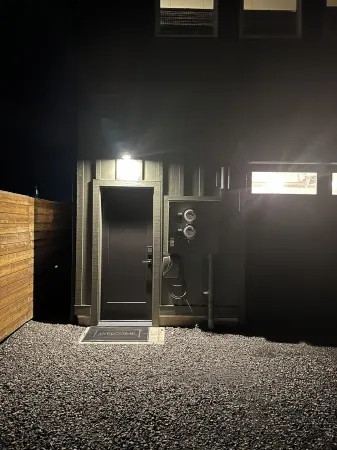 Newly built, 2-bedroom loft, high desert sunsets & mountain peaks, A/C and Wifi